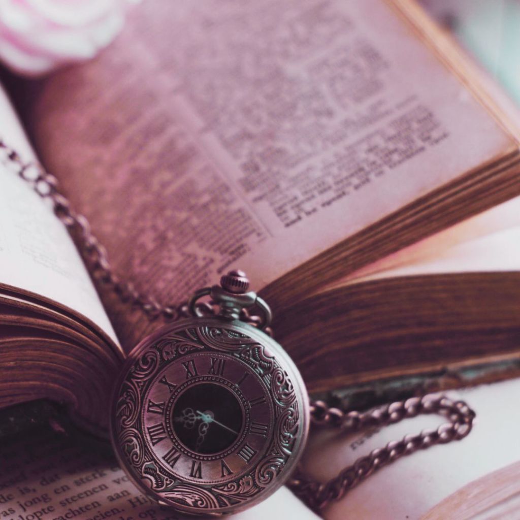 książka z zegarkiem