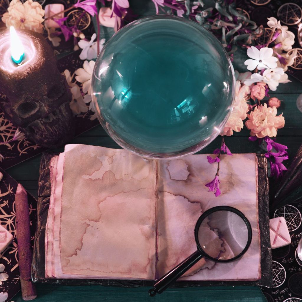 książka z kryształową kulą