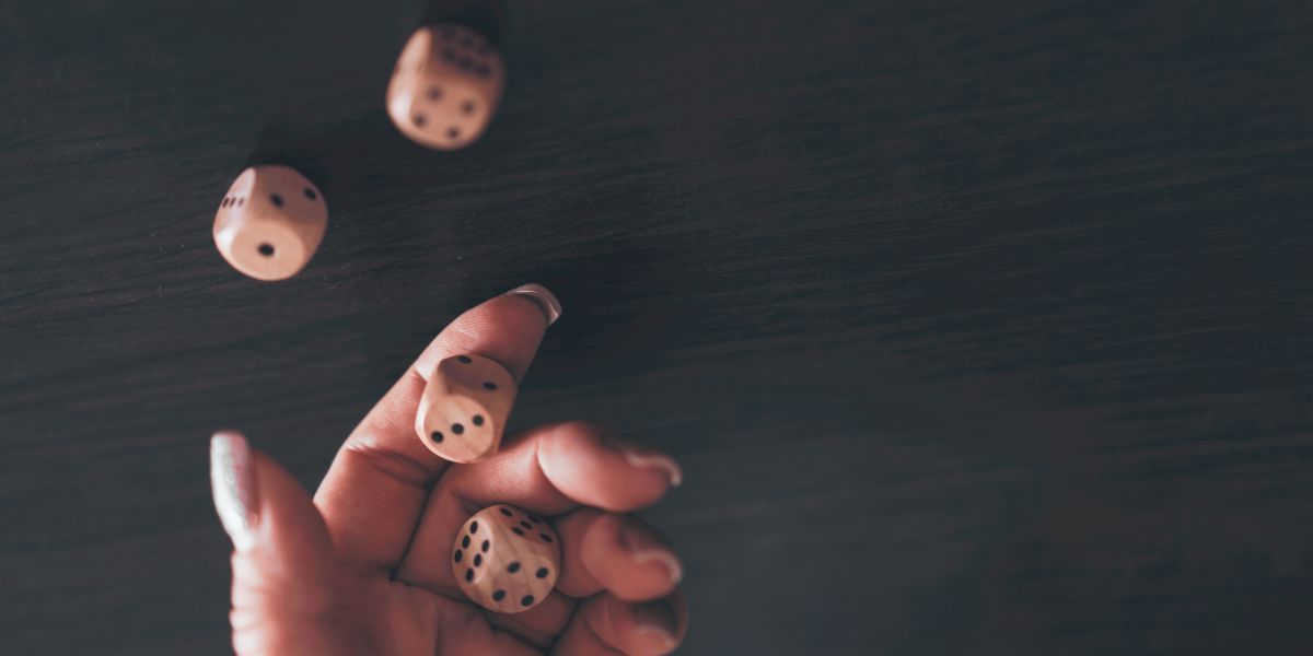 Jak redagować treści marketingowe na różne kanały? Praktyczny przewodnik redaktorki i&nbsp;korektorki